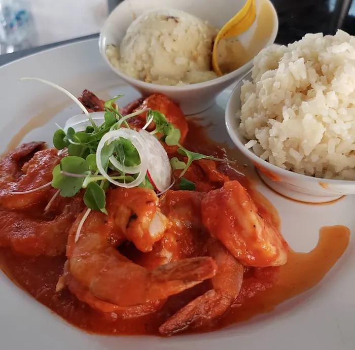 Camarones en salsa roja con arroz blanco y puré