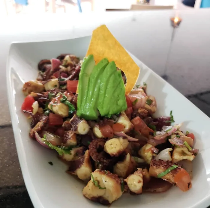 Ceviche de pulpo con jitomate, abanico de aguacate y totopo