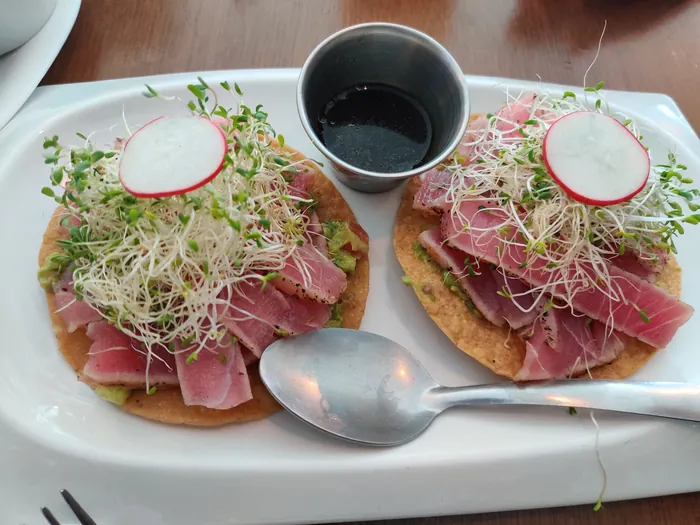 Dos tostadas de atún sellado con germinado y rábano
